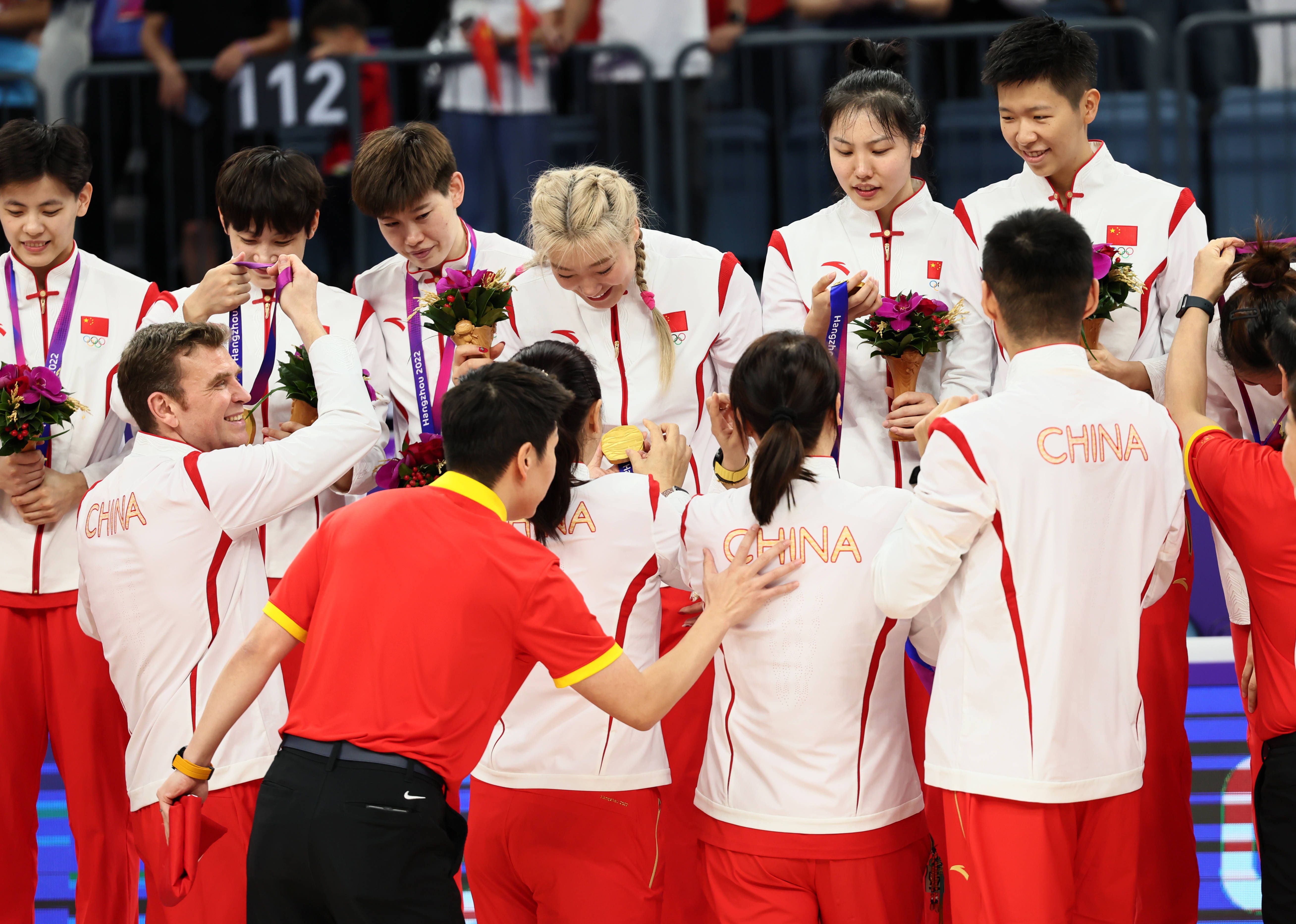 剧情呈现了从梅艳芳五岁到四十岁的演艺生涯，演员依然保密